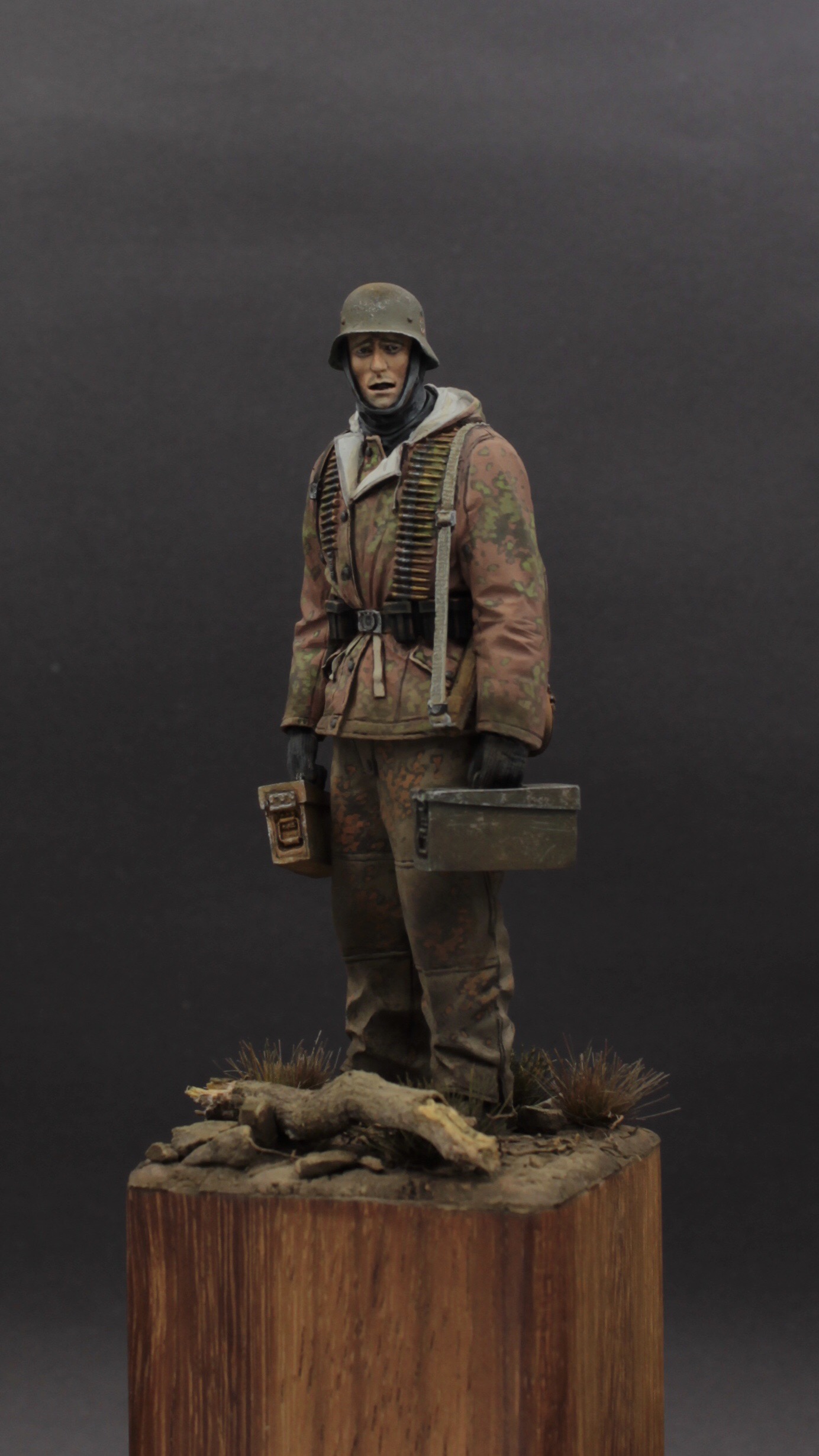 Man of Waffen SS ammo carrier | planetFigure | Miniatures